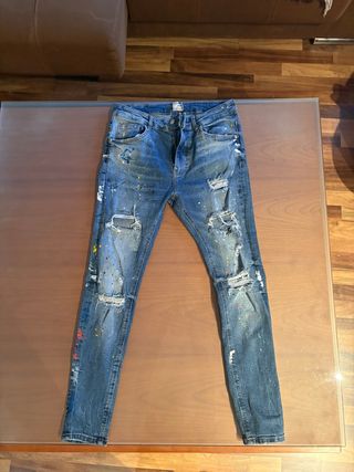 Pantalón vaquero desgastado y con pintura