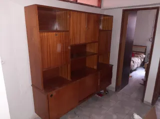 Mueble de madera maciza antiguo