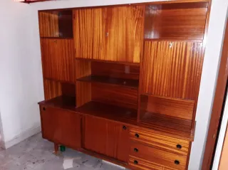 Mueble de madera maciza antiguo