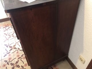 Cómoda de madera con tiradores de metal