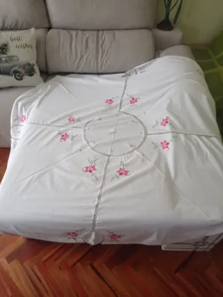 Mantelería bordada flores rosa