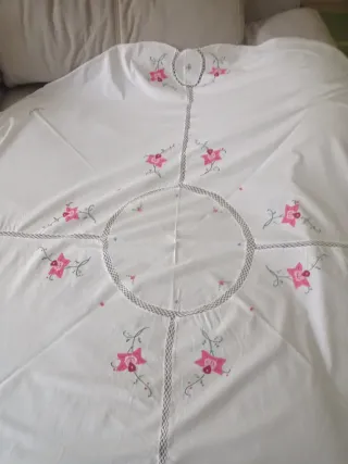 Mantelería bordada flores rosa