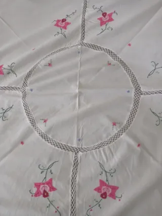 Mantelería bordada flores rosa