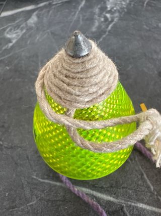 Peonza de plástico verde con cuerda