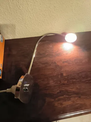 Luz LED flexible para mesita de noche.