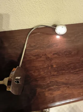 Luz LED flexible para mesita de noche.