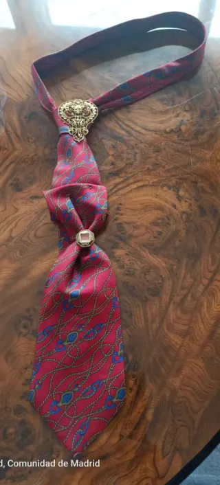 Collar de corbata dorado y rojo