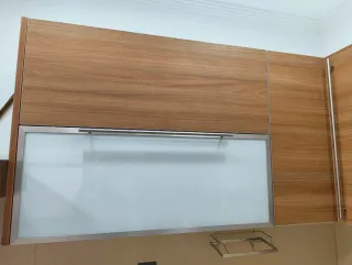 Mueble alto esquinero cocina madera y cristal