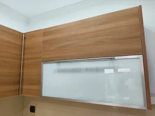 Mueble alto esquinero cocina madera y cristal