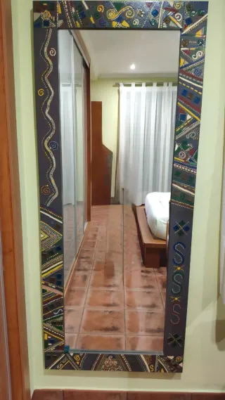 Espejo decorado gris y multicolor