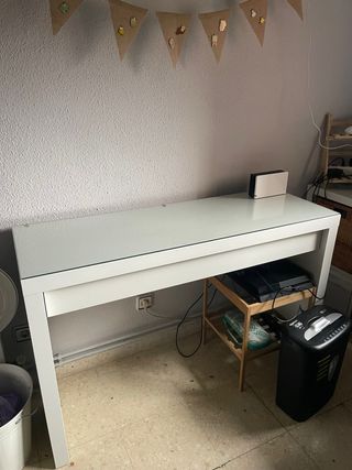 Tocador blanco Ikea con superficie de cristal