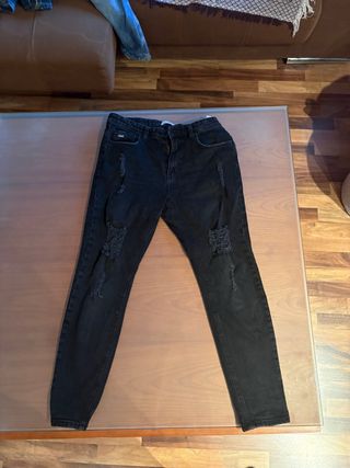 Pantalón Vaquero Negro Roto