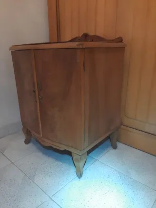 Cómoda antigua de madera maciza