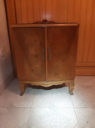 Cómoda antigua de madera maciza