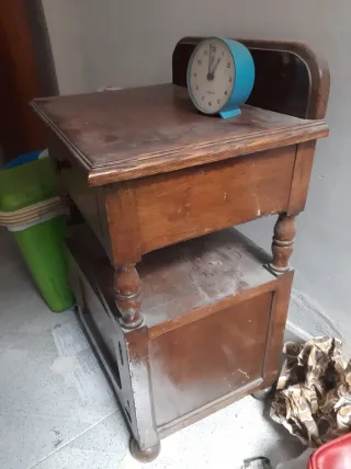 Cómoda antigua de madera maciza