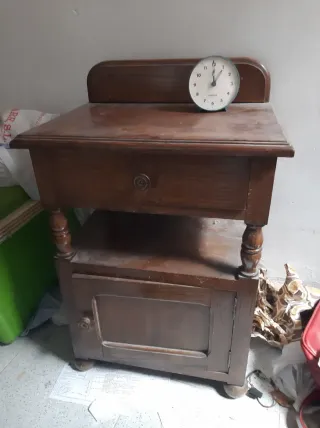 Cómoda antigua de madera maciza