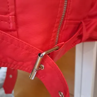 Cazadora polipiel roja tslla S Primark