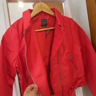 Cazadora polipiel roja tslla S Primark