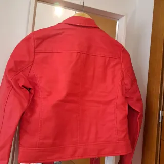 Cazadora polipiel roja tslla S Primark