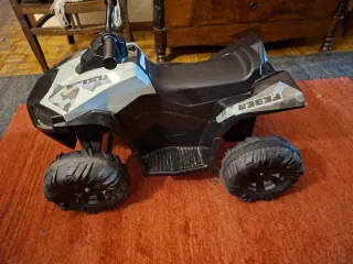 Quad infantil a batería de la marca Feber