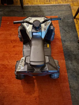 Quad infantil a batería de la marca Feber