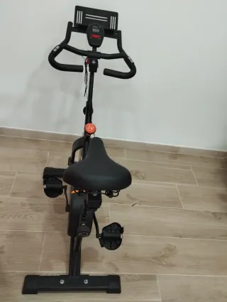 Bicicleta Estática Negra y Naranja