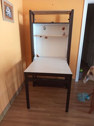 Mueble con mesa plegable y estantería