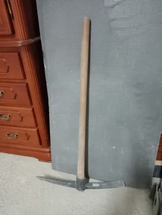 Pico de mano con mango de madera