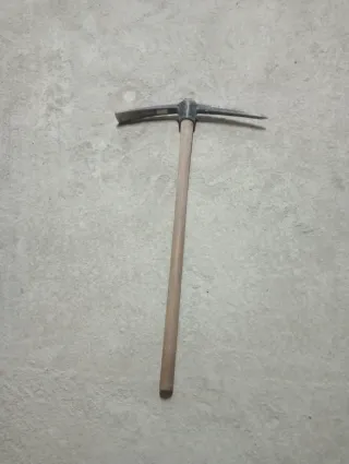 Pico de mano con mango de madera