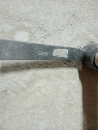 Pico de mano con mango de madera