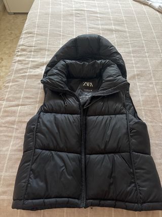 Chaleco Zara Negro con Capucha