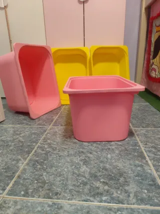 Cajas Ikea Trofast 2 rosas y 2 amarillas