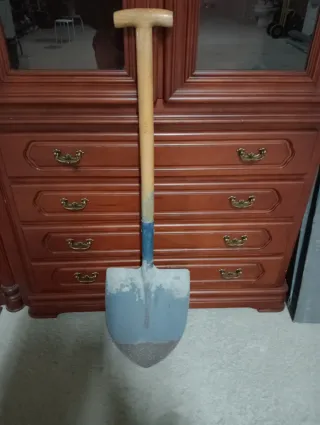 Pala de obra con mango de madera