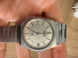 Reloj Seiko Quartz Plata y Blanco.