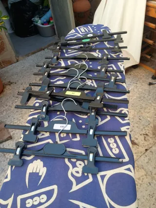 Perchas de Pinza Negras