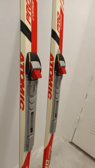 Sci da pattinaggio Atomic 135cm + bastoncini 121cm