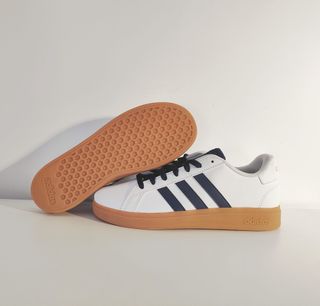 Adidas Grand Court 2.0 K blancas y azul marino.