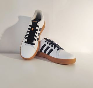 Adidas Grand Court 2.0 K blancas y azul marino.