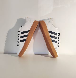 Adidas Grand Court 2.0 K blancas y azul marino.