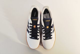 Adidas Grand Court 2.0 K blancas y azul marino.