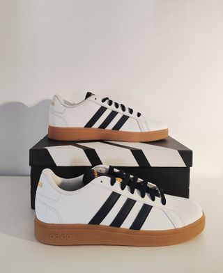 Adidas Grand Court 2.0 K blancas y azul marino.