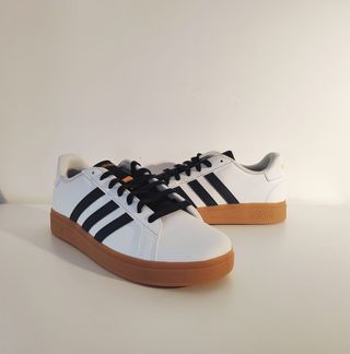 Adidas Grand Court 2.0 K blancas y azul marino.