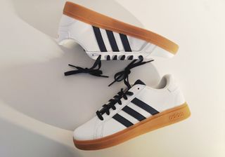 Adidas Grand Court 2.0 K blancas y azul marino.