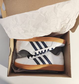 Adidas Grand Court 2.0 K blancas y azul marino.