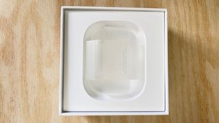 Caja AirPods Pro 2 con cable y recambios