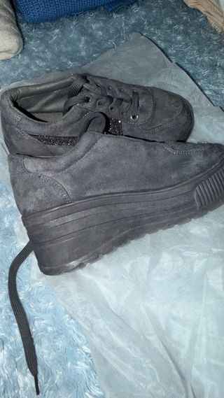 Zapatos plataforma grises con brillantes