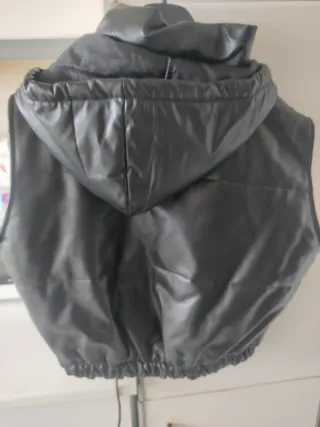 Chaleco negro acolchado con capucha