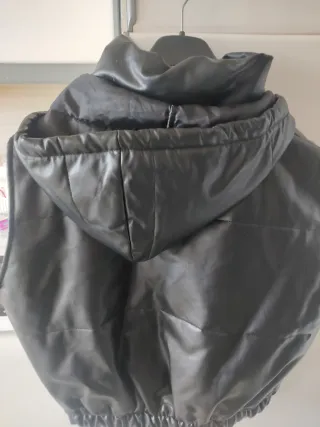 Chaleco negro acolchado con capucha