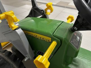 Tractor a pedales con remolque y pala