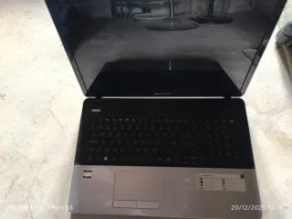 Varios ordenadores para repuestos